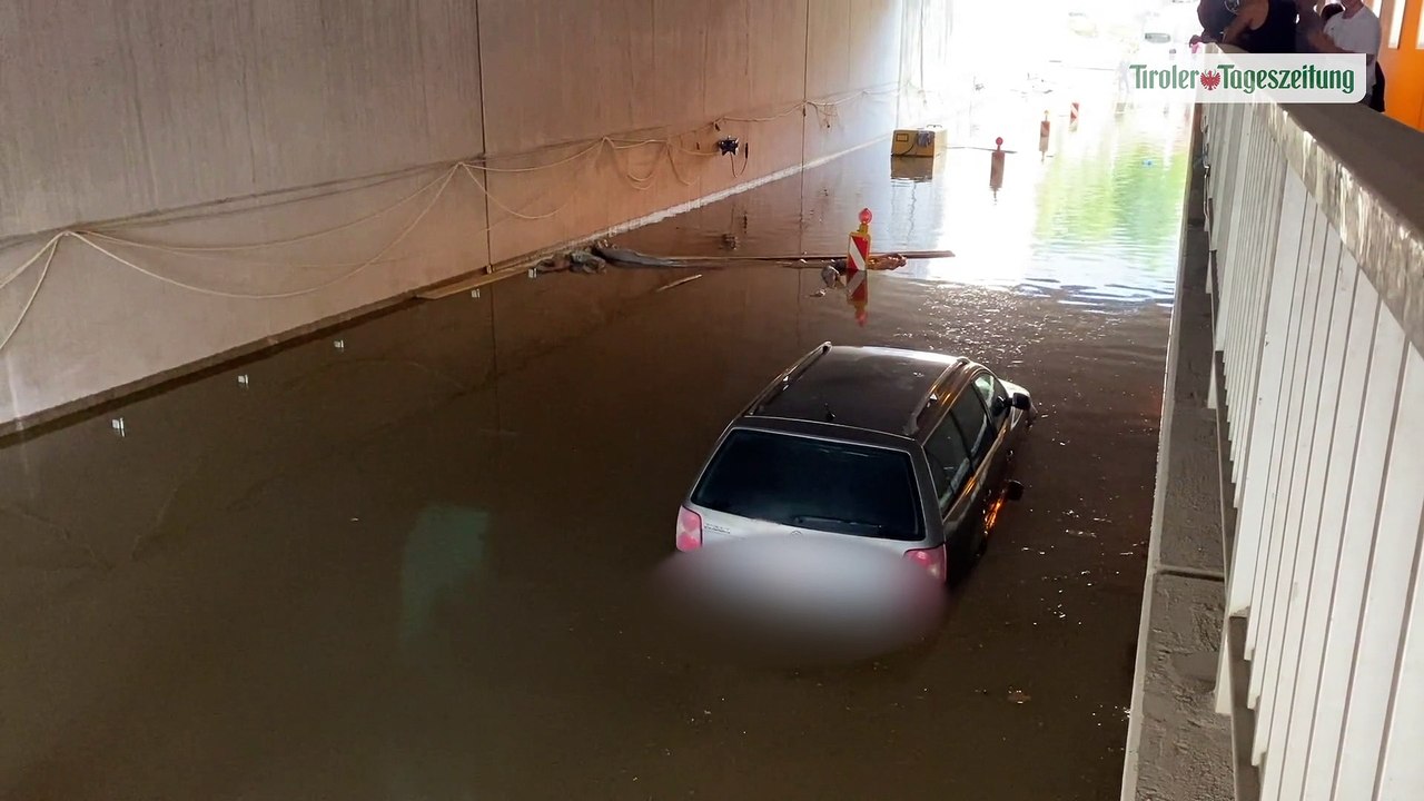 Auto blieb in überfluteter Unterführung stecken