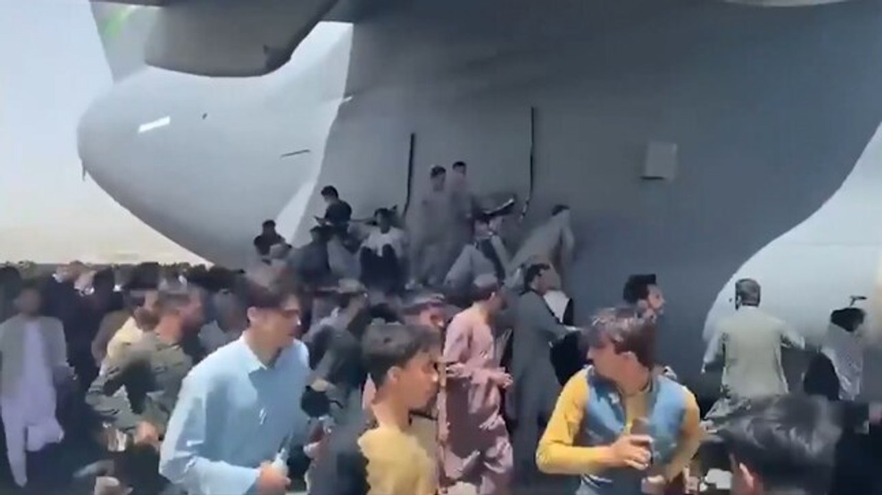 Kabul airport: People seen runing beside US Air Force jet ready for take off