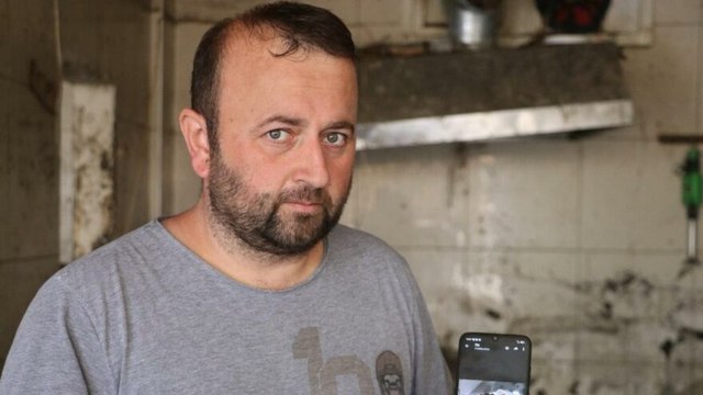 Evlilik yıl dönümünde selde kaybolan eşi için gözyaşı döktü