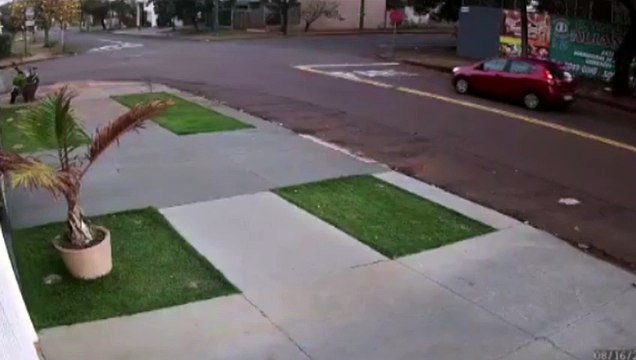 Vídeo mostra momento em que carros batem em cruzamento no Bairro Coqueiral, em Cascavel