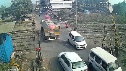 Un motard percute la barrière qui s'abaisse à un passage à niveau