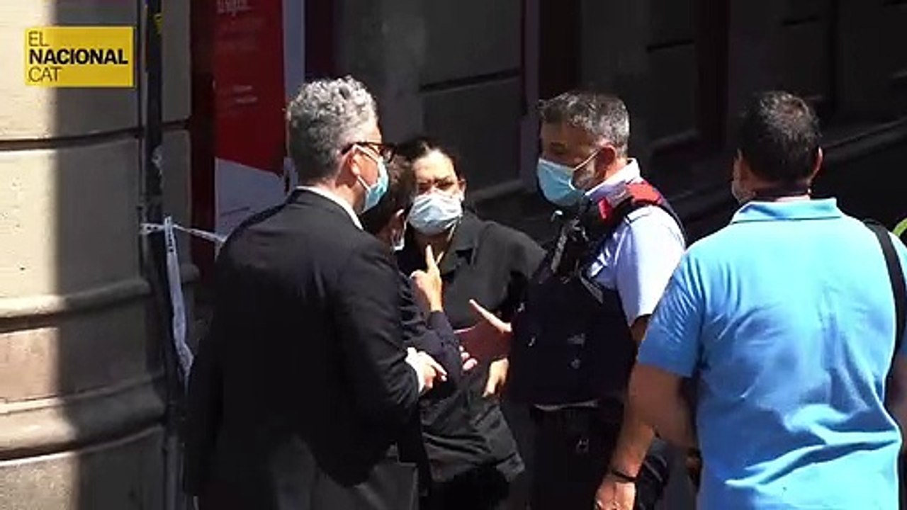 Albert Batlle arriba a la zona acordonada de l'explosió del carrer Boqueria