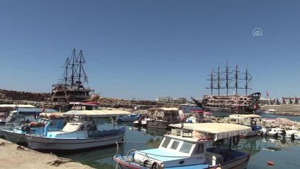 Alanya'da tur teknelerinde çıkan yangın söndürüldü