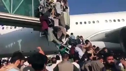 Afganistan'da büyük kaos: Havalimanında birbirlerini ezdiler