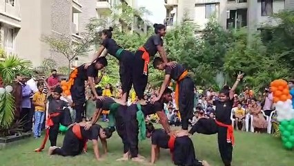 VIDEO : Gujarat : योगा कर दी तिरंगे को सलामी
