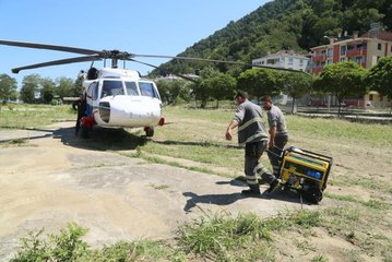 Download Video: KASTAMONU - Sel felaketinin yaşandığı Bozkurt'ta köylere helikopterle jeneratör yardımı devam ediyor