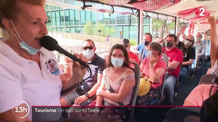 A Paris, un bus propose aux touristes de voir les monuments de la capitale et de faire une virée sur la Seine - Regardez