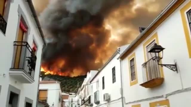 Los vecinos de Villaharta pasan la noche en vela amenazados por las llamas