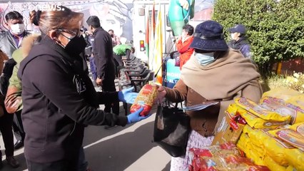 BOLIVIA ¦ Los habitantes de El Alto reciben paquetes de comida a cambio de vacunarse contra la COVID