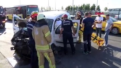 Kaza yapan sürücü şokun etkisiyle araçtan inemedi