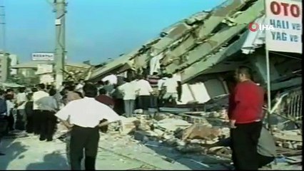 Télécharger la video: 17 Ağustos 1999 Gölcük (Marmara) depremi arşiv görüntüleri