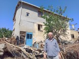Sel felaketini yaşayan afetzede evinin çatısında kurtarılmayı beklerken yaşadığı korkuyu unutamıyor