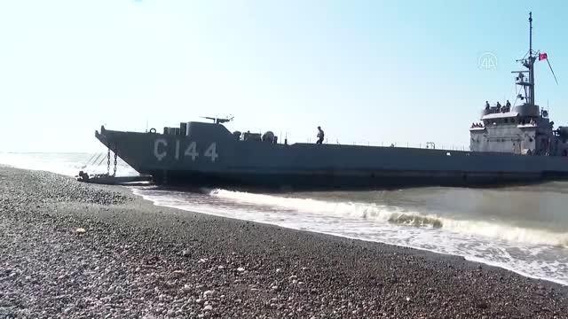 KASTAMONU - Ulaşım yolları kapanan Türkeli ilçesine, Abana ilçesinden hareket eden çıkarma gemisiyle yardım götürüldü