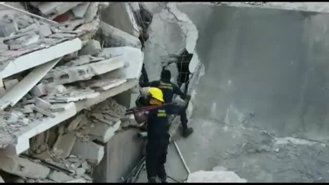 Haití busca supervivientes sin apenas maquinaria y sin un solo perro de rescate