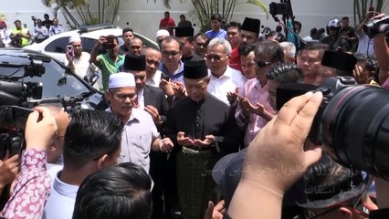 رئيس وزراء ماليزيا يقدم استقالته