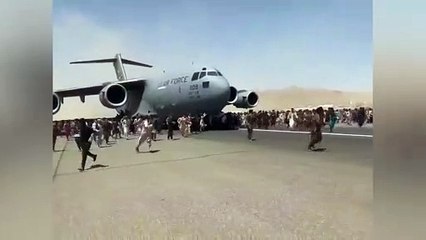 Kabul, in fuga aggrappati all'aereo militare Usa pronto per il decollo