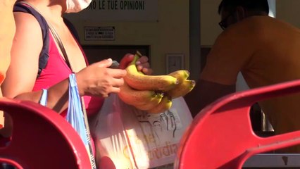 In fila sotto il sole per un pasto da Pane Quotidiano: "La povertà non va in vacanza"