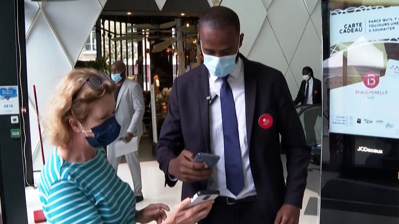 Paris: le pass sanitaire entre en vigueur dans de nombreux centres commerciaux