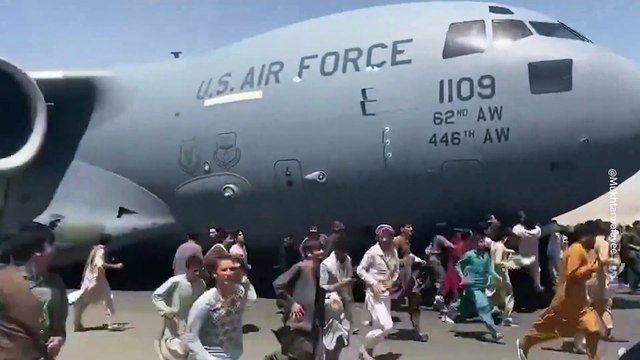 Военные США расстреляли двух вооруженных мужчин в аэропорту Кабула