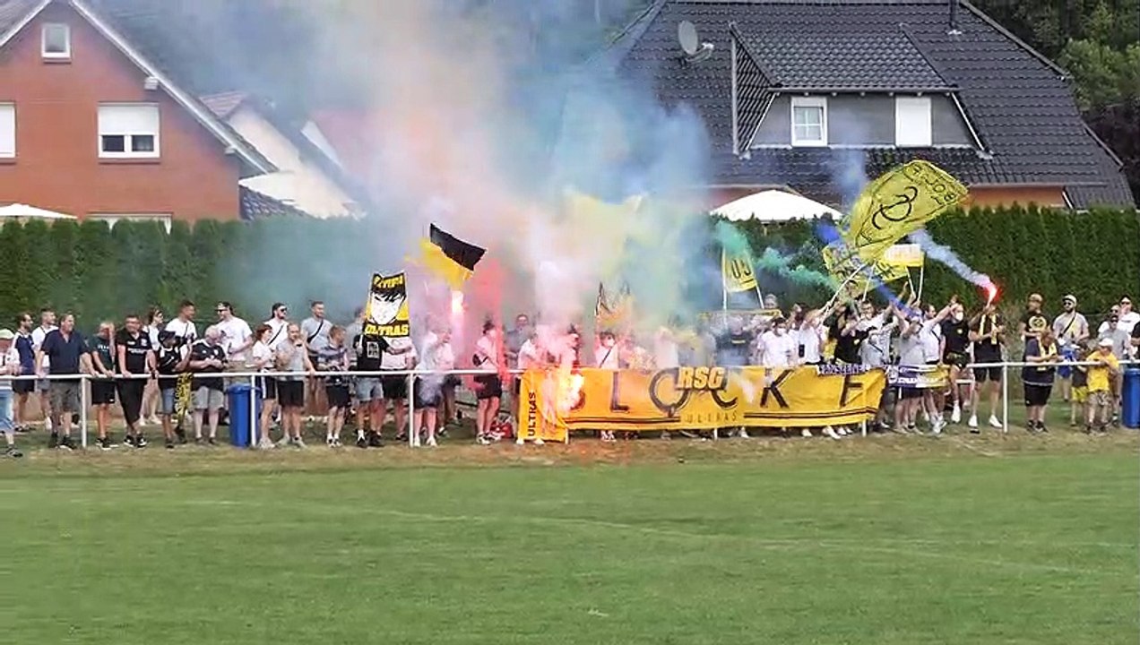 Die Fans von Göttingen 05 beim Einlauf der Teams in Lenglern