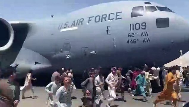 Χάος στο αεροδρόμιο της Καμπούλ - Εκατοντάδες Αφγανοί προσπαθούν να φύγουν από τη χώρα
