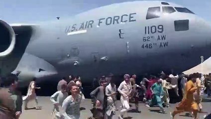 Χάος στο αεροδρόμιο της Καμπούλ - Εκατοντάδες Αφγανοί προσπαθούν να φύγουν από τη χώρα