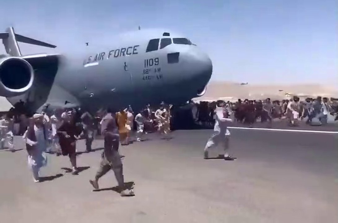 Scenes at Kabul airport as people attempt to fly from Afghanistan. هروب الآلاف إلى مطار كابل