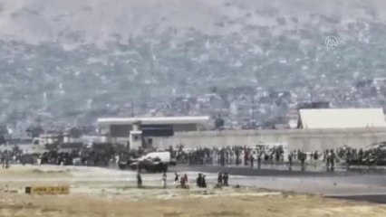 Ülkeden ayrılmak isteyen sivillerin havalimanına girdiği anlar kameralara yansıdı