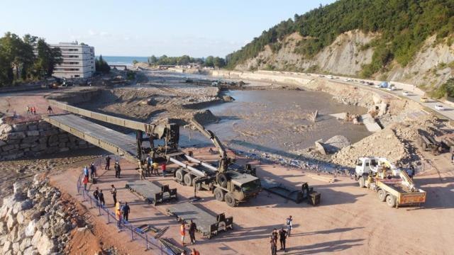 Son dakika haber... TSK'nin Hafif Alaşımlı Sabit Köprü sü sel felaketinin yaşandığı Ayancık Deresi'ne kuruldu