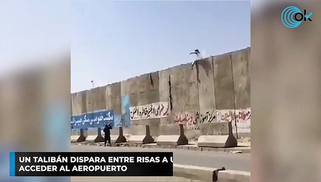 Un talibán dispara entre risas a un hombre que intenta acceder al aeropuerto