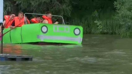 Las carreras de los botes locos se celebran un año más en Hungría