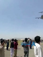 Pessoas caem de avião em Cabul ao tentarem fugir do país