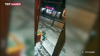 Erzurum'da dolu etkili oldu, caddeler beyaza büründü