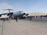 افغان يحاولون الهروب على متن طائرة عسكرية امريكية