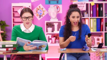 FORMAS EXTRAÑAS DE COLAR MAQUILLAJE EN CLASE || Ideas de bricolaje para colar cosas de 123 GO!