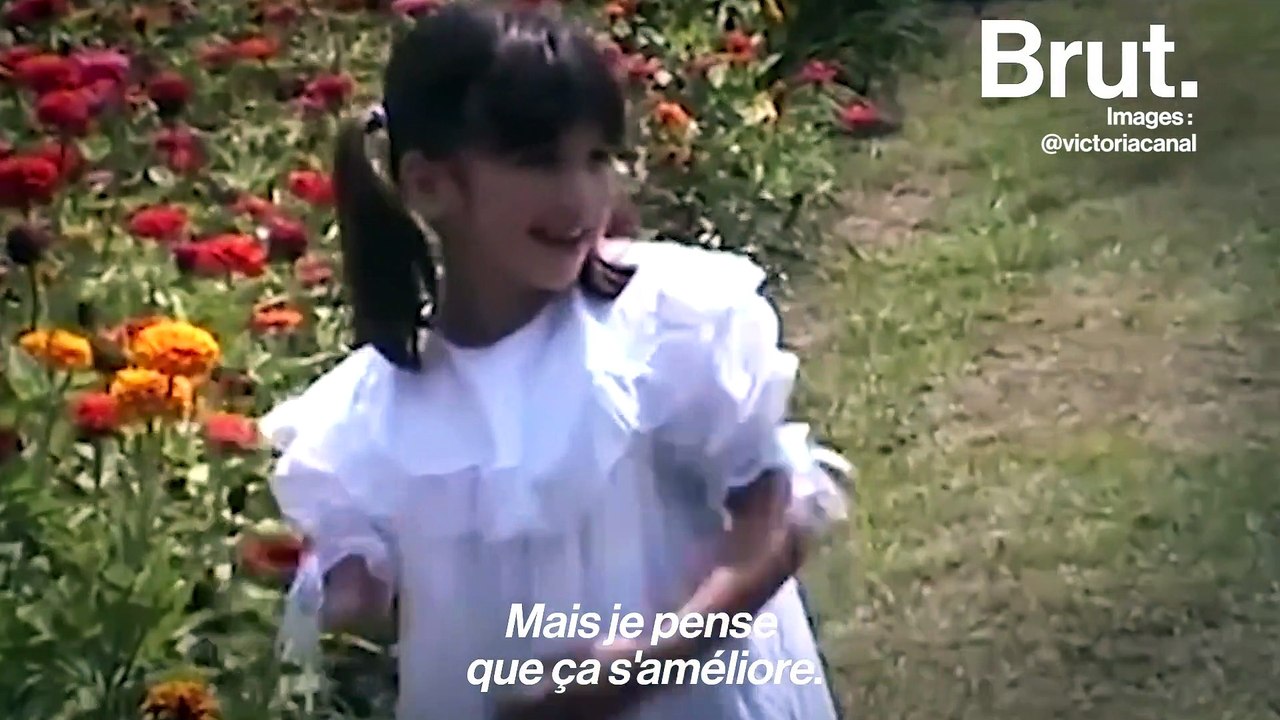 Née avec une malformation au bras droit, Victoria Canal est devenue musicienne