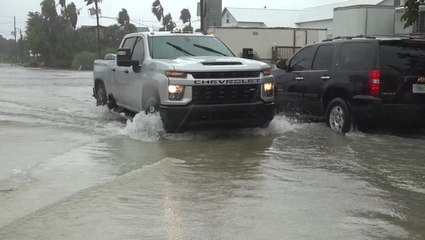 下载视频: Florida drivers navigate rising floodwaters as Fred strikes