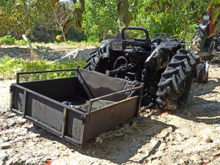 Manisa'da garajda çıkan yangın hasara neden oldu