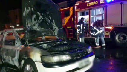 Download Video: Carro fica destruído ao pegar fogo na Rua Eucalipto, no Bairro Parque Verde