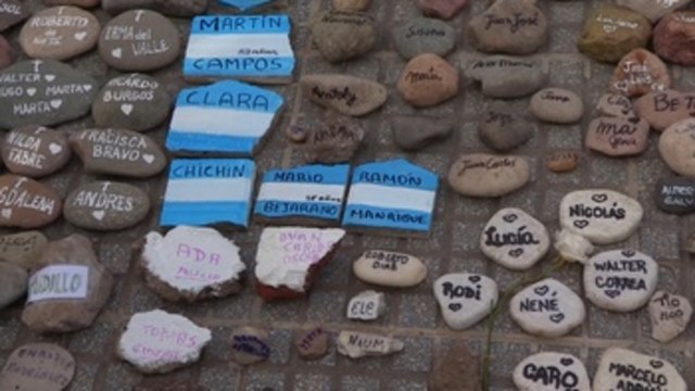 Argentinos realizan la Marcha de las piedras en memoria de fallecidos por covid