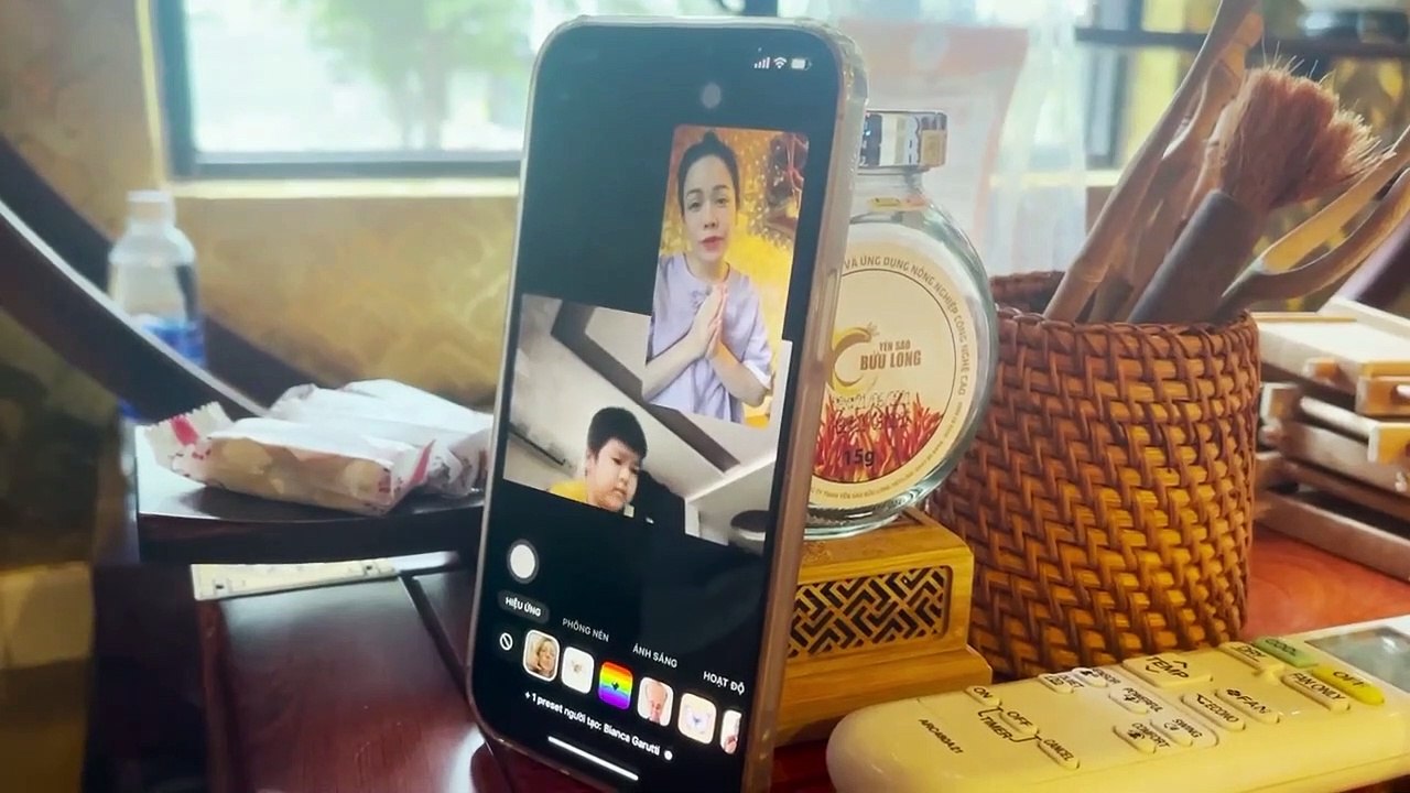 Con trai mừng sinh nhật Nhật Kim Anh, còn vét hết sạch đồ ăn trong nhà đưa vì sợ mẹ đói