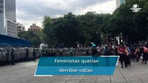 Trifulca entre feministas y policías en el Ángel de la Independencia