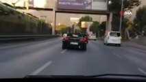 Trafikte makas atan motosiklet sürücüsü otomobile böyle çarptı