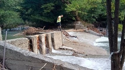 Sele kapılmaktan çöken yol sayesinde kurtuldular