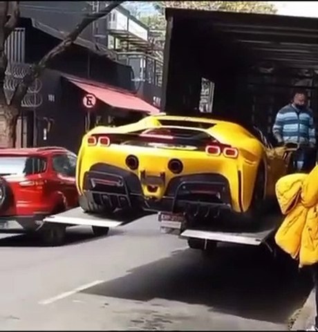 Un boulet livre une Ferrari SF90 Stradale à 500...