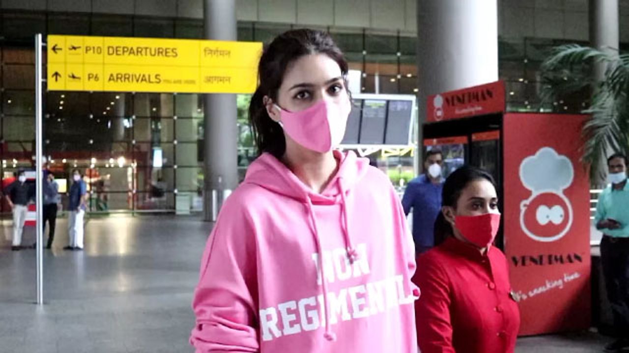 Bollywood actress Kriti Sanon Spotted at Mumbai Airport | FilmiBeat