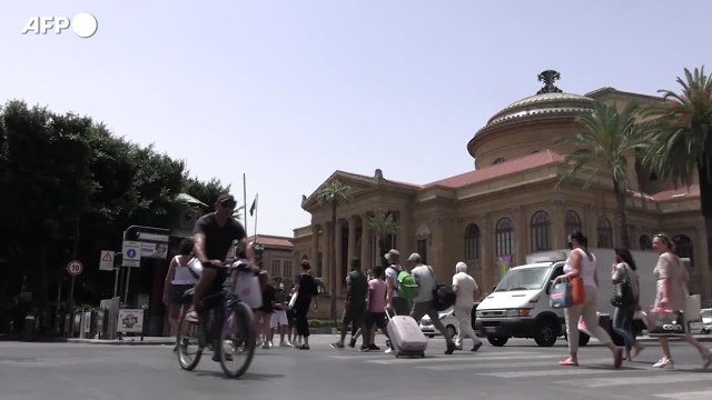 Ferragosto di assembramenti e multe, ora e' rischio giallo