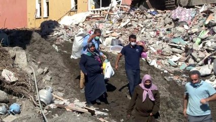 Yıllardır yaşadıkları binayı böyle terk ettiler