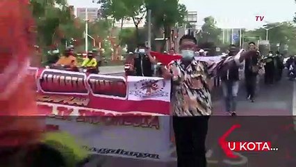 Momen Perayaan Kemerdekaan RI: Pawai Bendera Raksasa hingga Upacara di Gunung