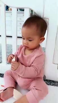 Leon và Lisa ăn bánh. Leon bị mẹ nhắc nhở ăn miếng nhỏ thôi, Lisa ăn uống từ tốn đáng yêu